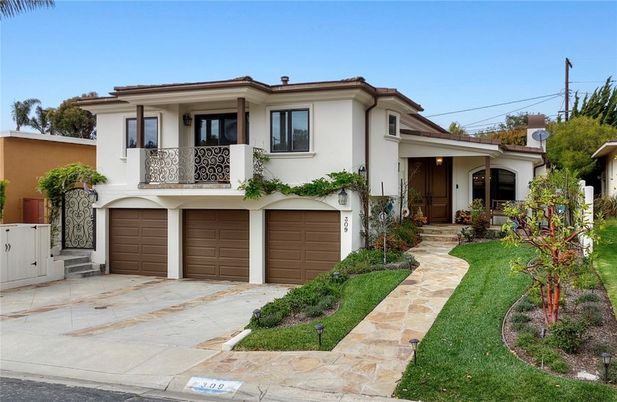Attached, Exterior, Facade, Mediterranean