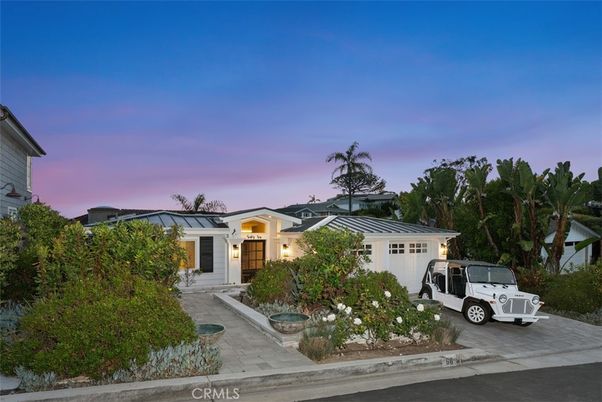 Exterior, Facade, Ranch