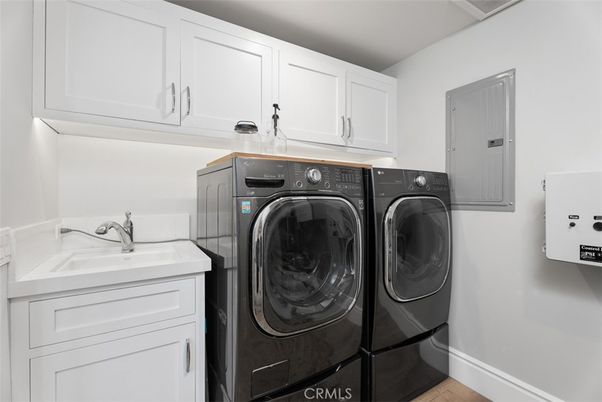 Interior, Washer, Wood Texture Flooring