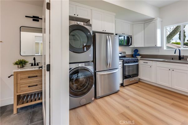 Interior, Kitchen, Utility Closets, Washer, Wood Texture Flooring