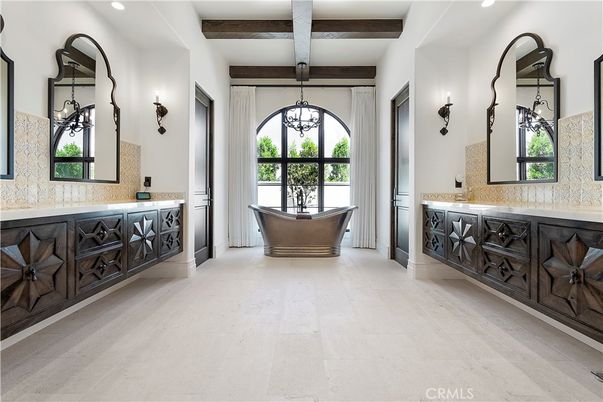 Bathroom, Free Standing Baths, Interior, Pendant Lights, Recessed Lighting, Wooden Beams