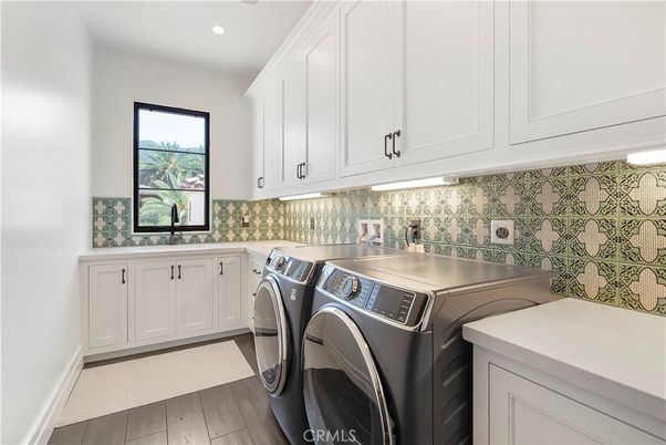 Interior, Recessed Lighting, Washer, Wood Texture Flooring