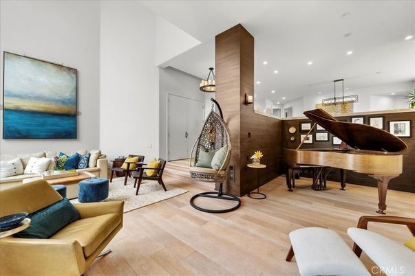 Interior, Living room, Pendant Lights, Piano, Recessed Lighting, Wood Texture Flooring