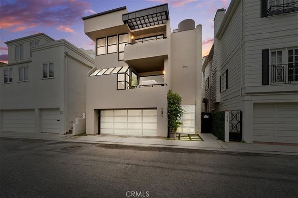 Attached, Exterior, Facade, Modern