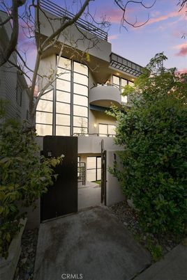 Exterior, Facade, Modern