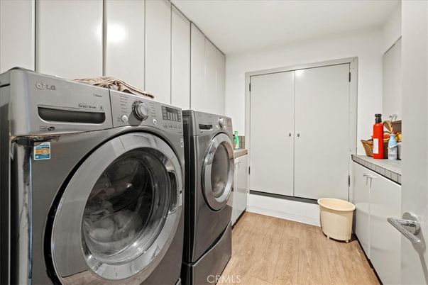 Interior, Washer, Wood Texture Flooring