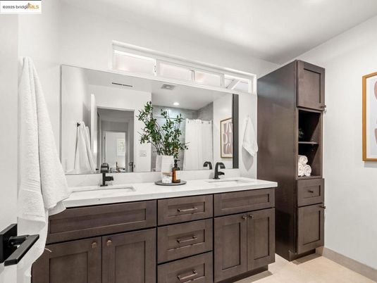 Bathroom, Dual Sink Vanities, Interior, Recessed Lighting