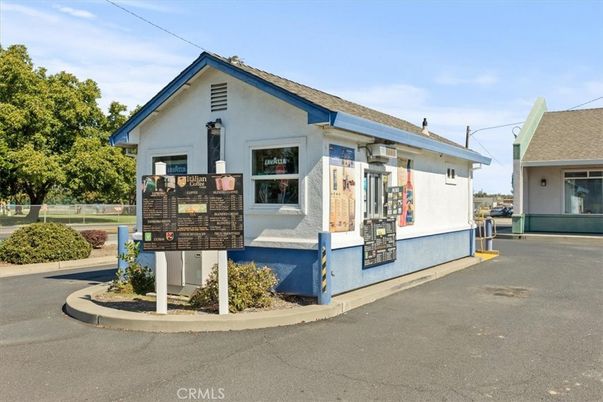 Exterior, Facade, Modern