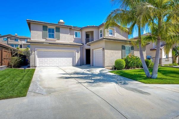 Attached, Exterior, Facade, Mediterranean