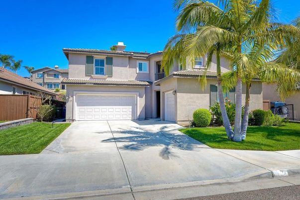 Attached, Exterior, Facade, Mediterranean