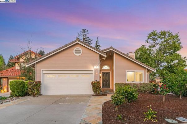 Attached, Exterior, Facade, American Craftsman