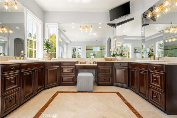 Bathroom, Dual Sink Vanities, Interior, Recessed Lighting