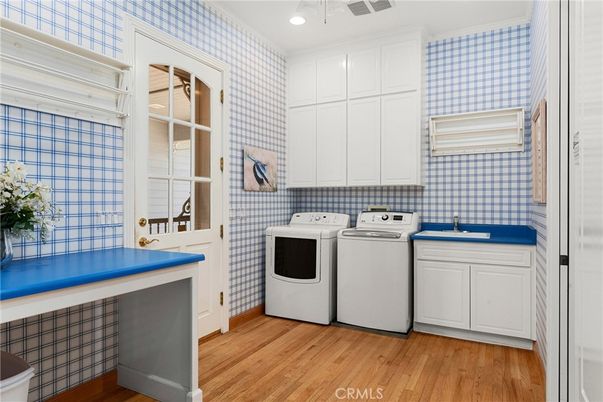 Interior, Washer, Wood Texture Flooring