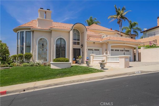 Attached, Exterior, Facade, Mediterranean