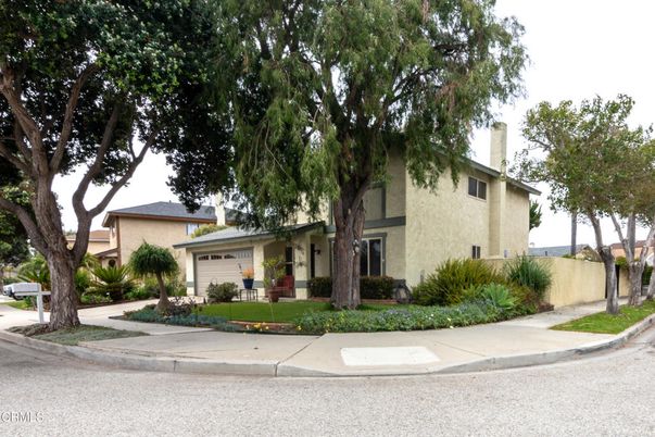 Attached, Exterior, Facade, Ranch