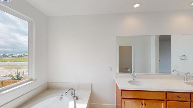 Bathroom, Dual Sink Vanities, Interior, Recessed Lighting