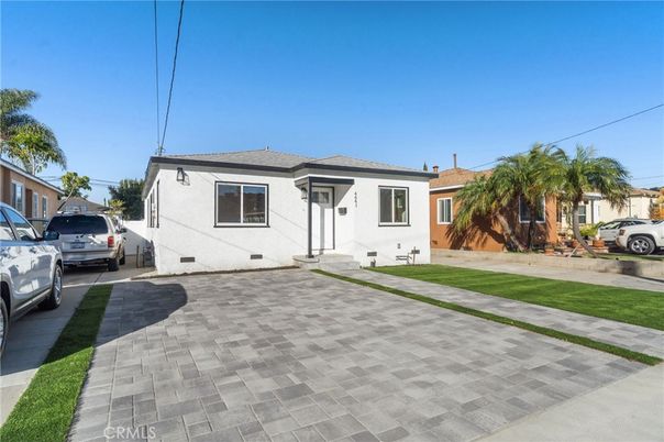 Exterior, Facade, Ranch