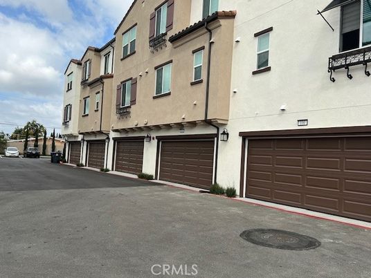 Attached, Exterior, Facade, Rowhouse