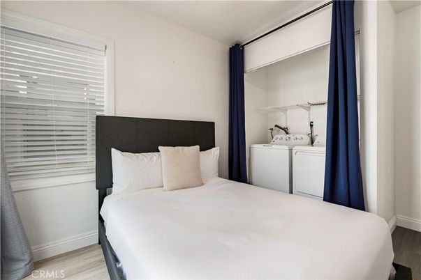 Bedroom, Interior, Washer, Wood Texture Flooring