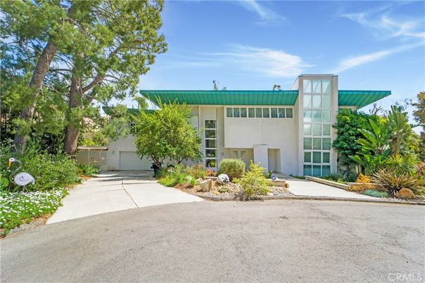 Attached, Exterior, Facade, Modern