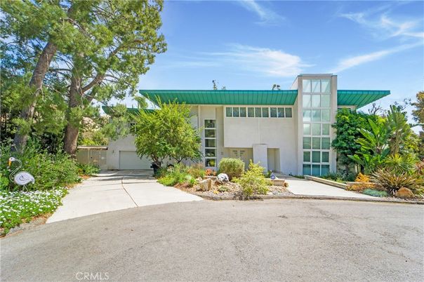 Attached, Exterior, Facade, Modern