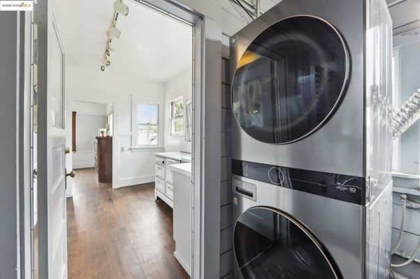 Interior, Utility Closets, Washer, Wood Texture Flooring