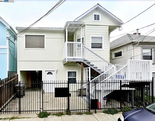 Exterior, Facade, Rowhouse