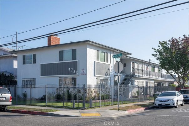 Exterior, Facade, Modern