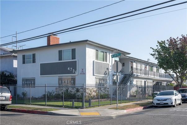 Exterior, Facade, Modern