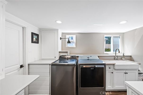 Interior, Recessed Lighting, Washer, Wood Texture Flooring