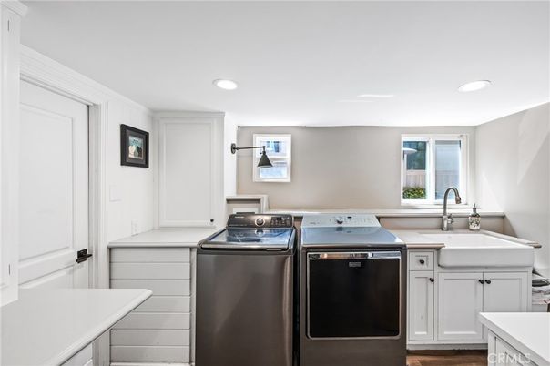 Interior, Recessed Lighting, Washer, Wood Texture Flooring