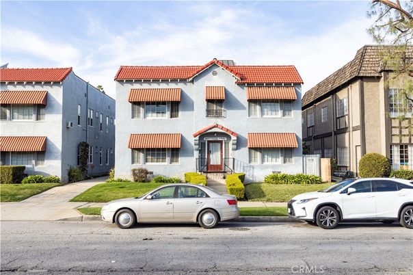 Exterior, Facade, Rowhouse