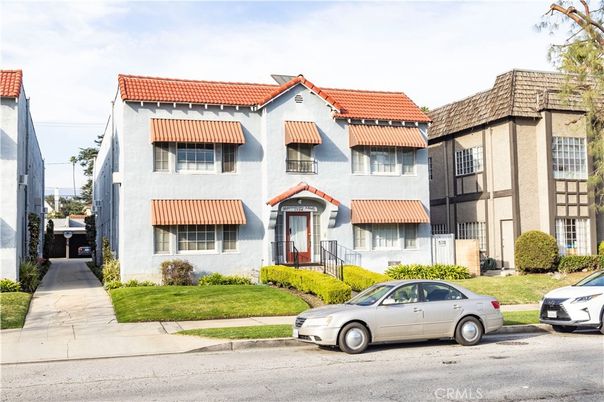 Exterior, Facade, Rowhouse