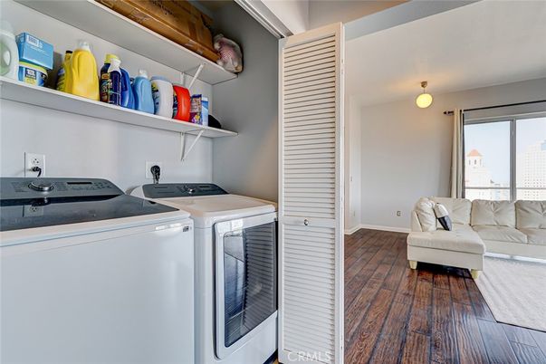 Interior, Washer, Wood Texture Flooring
