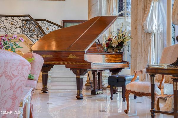 Interior, Piano