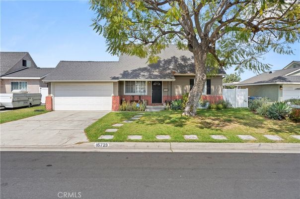 Attached, Exterior, Facade, Brick Facade, Ranch
