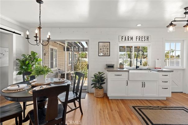 Chandelier, Dining room, Interior, Recessed Lighting, Wood Texture Flooring