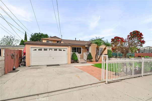Attached, Exterior, Facade, Ranch