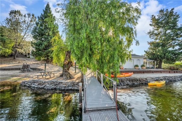 Exterior, Lake