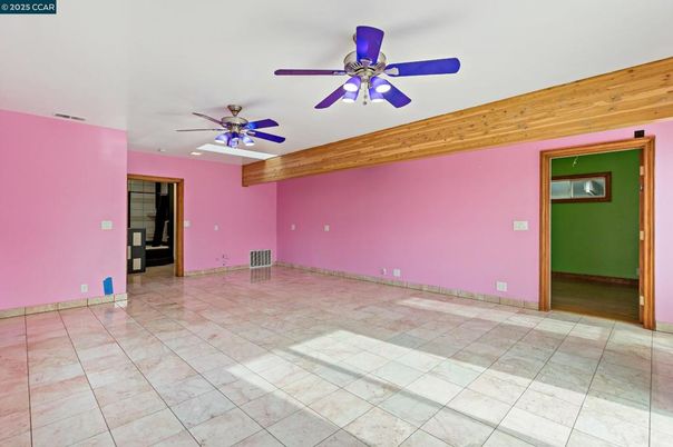 Empty room, Interior
