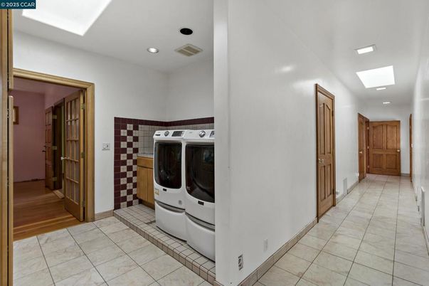 Interior, Recessed Lighting, Washer, Wood Texture Flooring