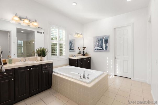 Bathroom, Dual Sink Vanities, Interior, Recessed Lighting