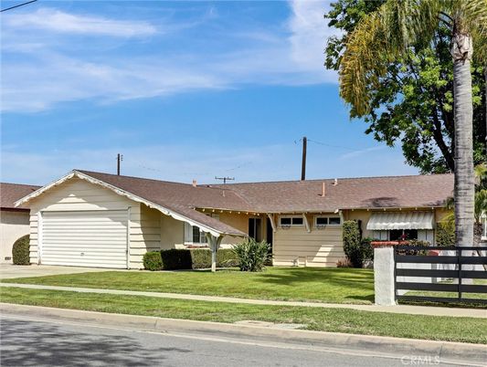 Attached, Exterior, Facade, Ranch