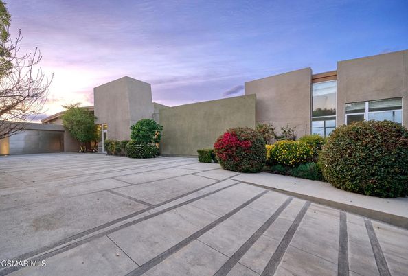 Exterior, Facade, Modern