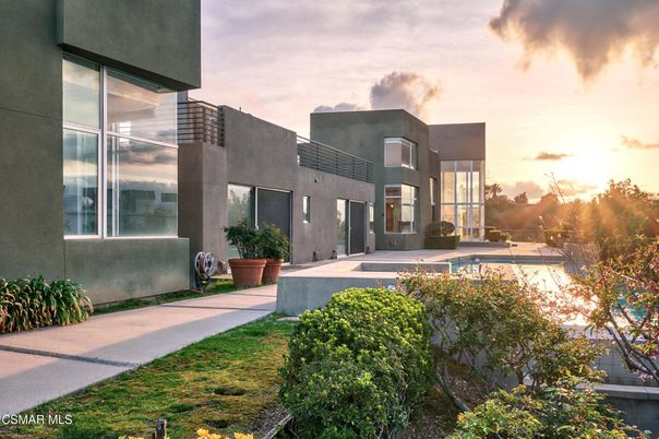 Backyard, Exterior, Facade, Pool, Modern