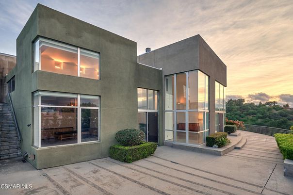 Exterior, Facade, Modern