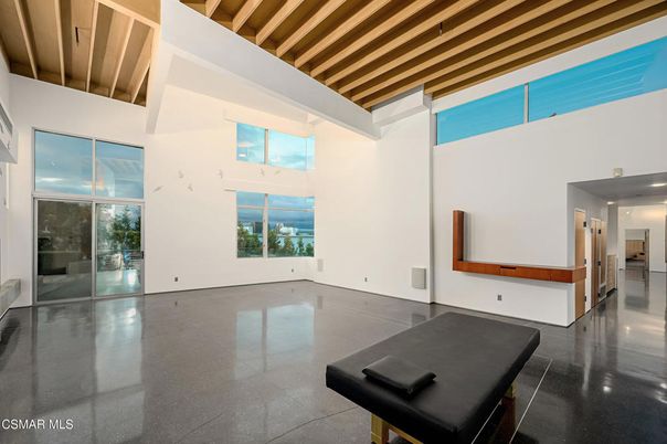 Empty room, Interior, Recessed Lighting, Wooden Beams