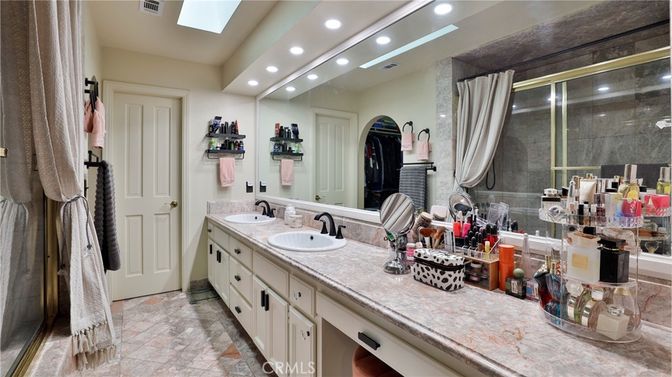 Bathroom, Dual Sink Vanities, Interior, Recessed Lighting