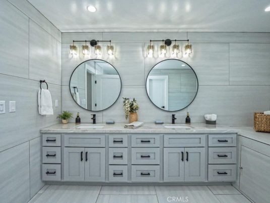 Bathroom, Dual Sink Vanities, Interior, Recessed Lighting