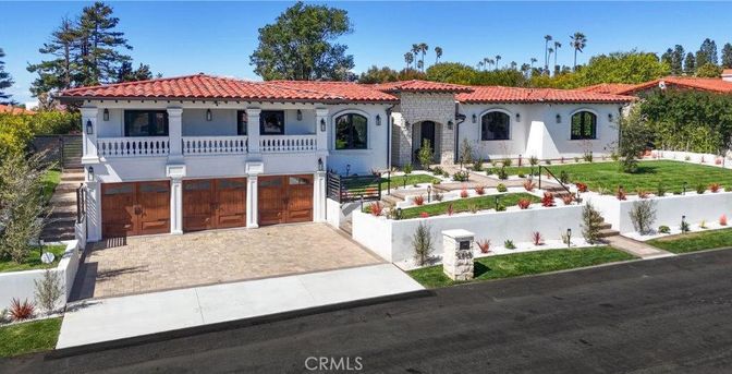 Attached, Exterior, Facade, Mediterranean